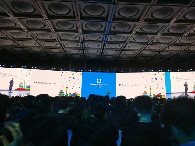 产品总监主持会议